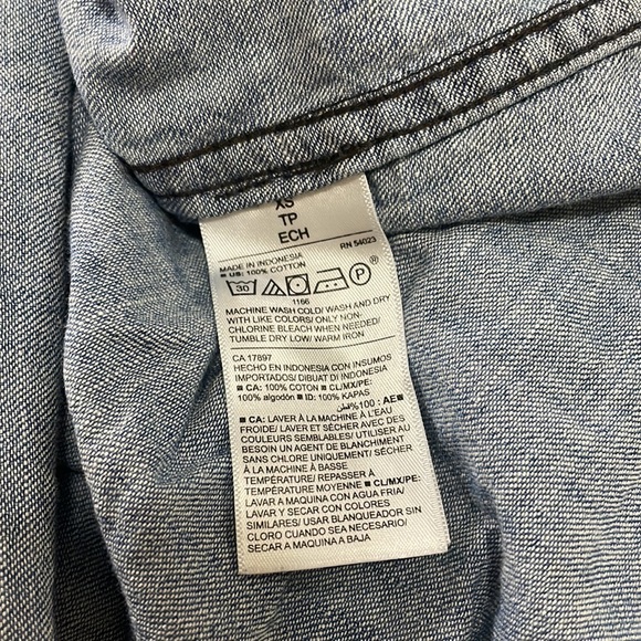 🌸 Clearance! 🌸 Old Navy Denim Button Down Shirt - Picture 8 of 8